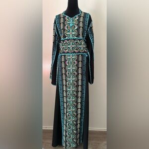 Traditional Arabic Style Embroidered Kaftan – Size XL